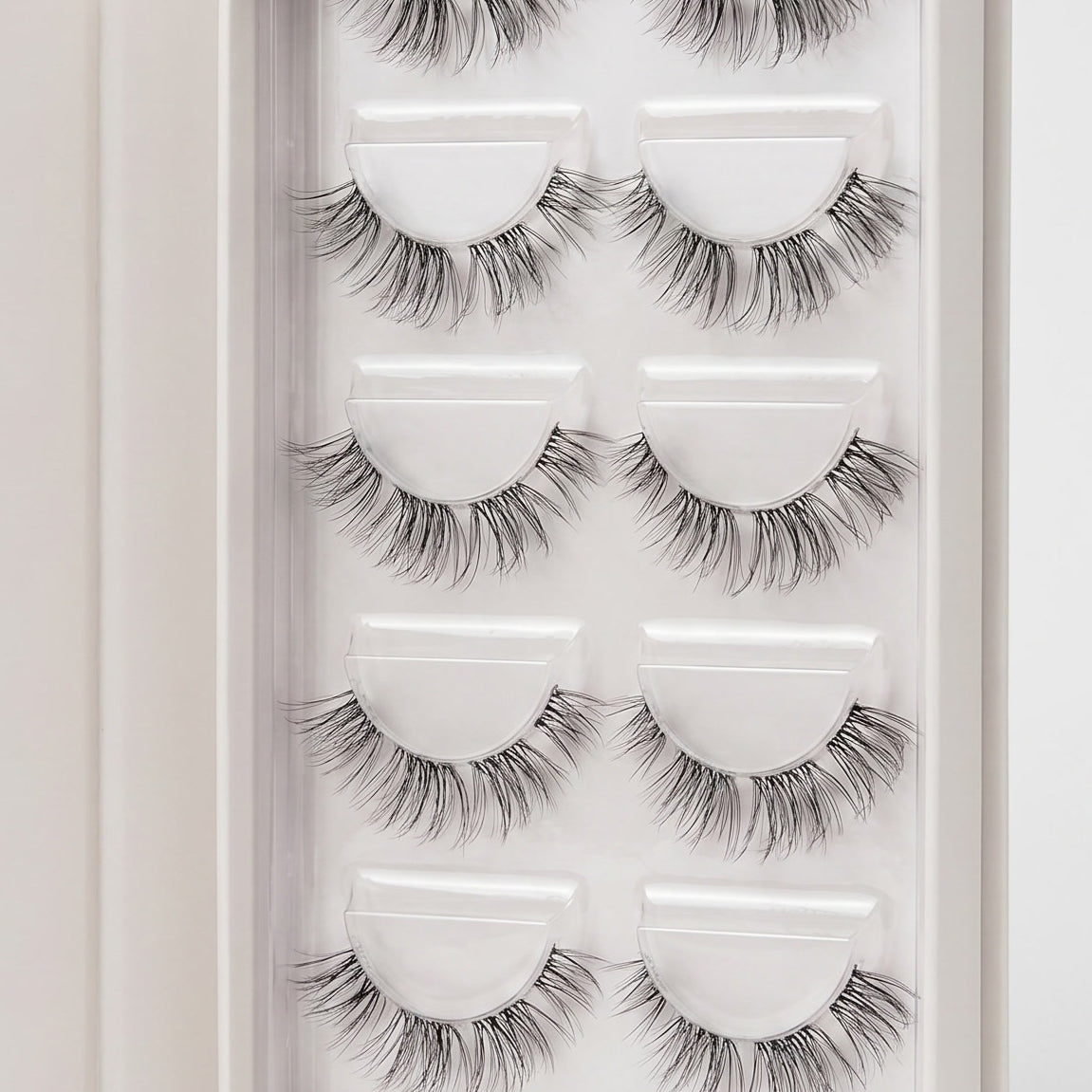 Offene OLD MONEY Lash Box mit 5 fertigen Lash Sets
