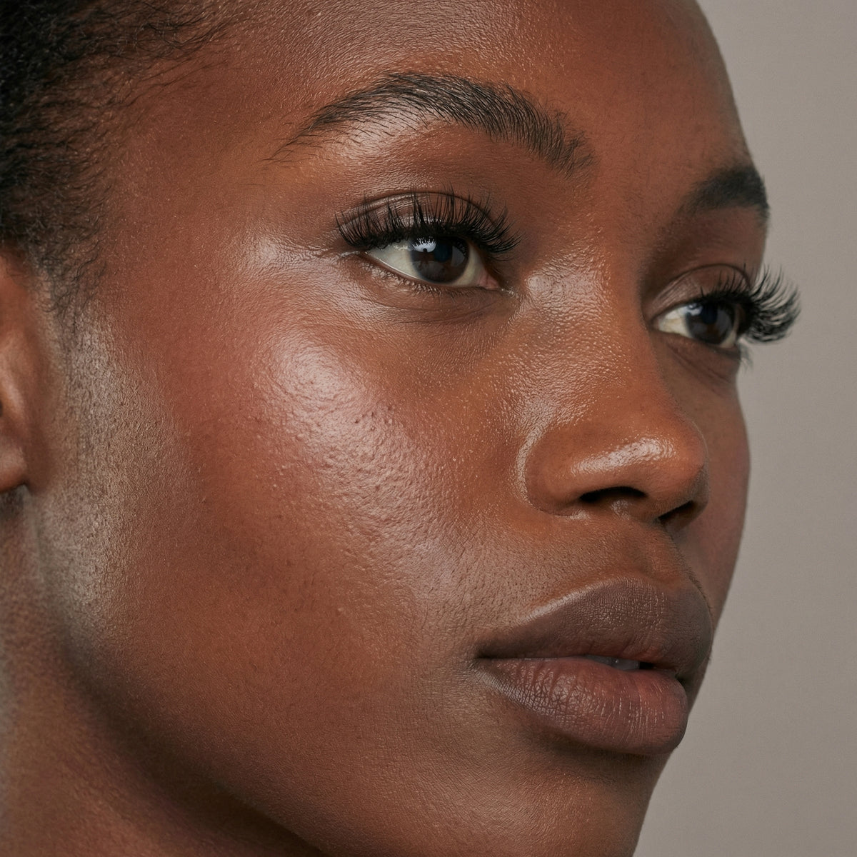 Nahaufnahme: Augen eines Models mit natürlichen MINX DIY Lashes